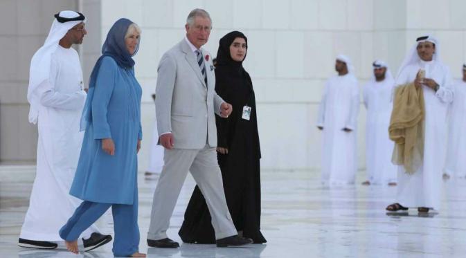 Pangeran Charles dan Camilla saat berkunjung ke Masjid Agung Sheikh Zayed, Uni Emirat Arab (AP)