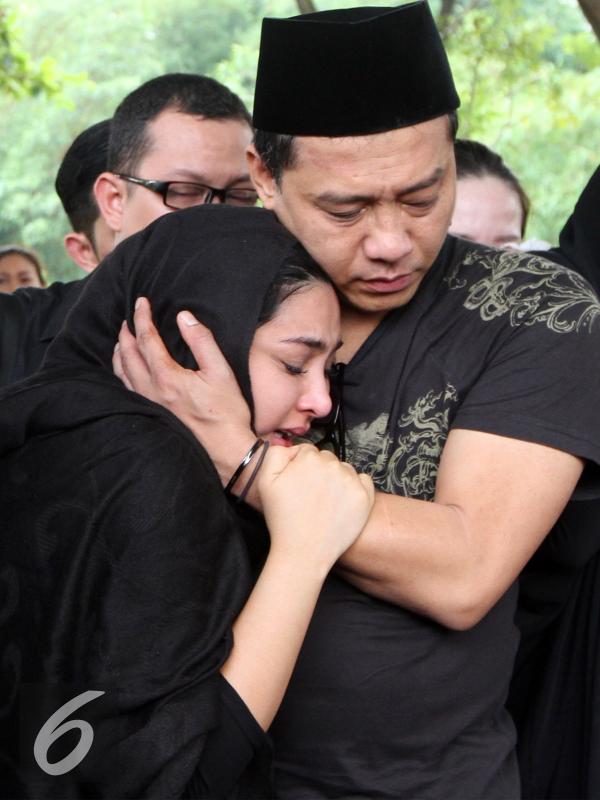 Ashanty menangis dalam pelukan Anang Hermansyah di pemakaman sang bunda, Ratu Farida Hanoum Binti Abdulah Siddik di TPU Jeruk Purut, Senin (7/11/2016). (Herman Zakharia/Liputan6.com)