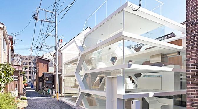 Rumah transparan bernama S-House ini dibuat oleh Yuusuke Karasawa (foto : inhabitat.com)
