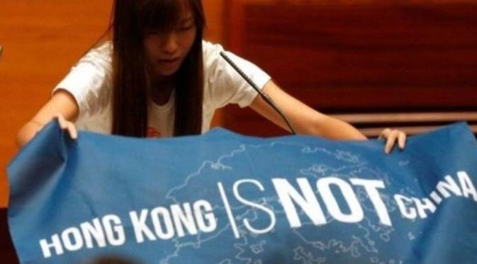 Yau menggelar bendera biru bertuliskan 'Hong Kong 'bukan' China' di depam Majelis Legislatif (Reuters)