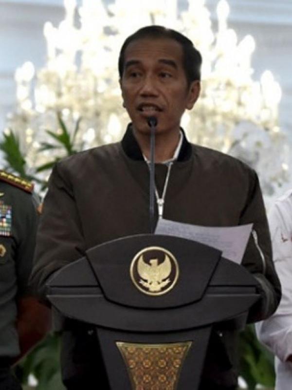 Menjawab rasa penasaran netizen soal merk jaket bomber yang dipakai Jokowi. Apa sih merknya? (via: istimewa)