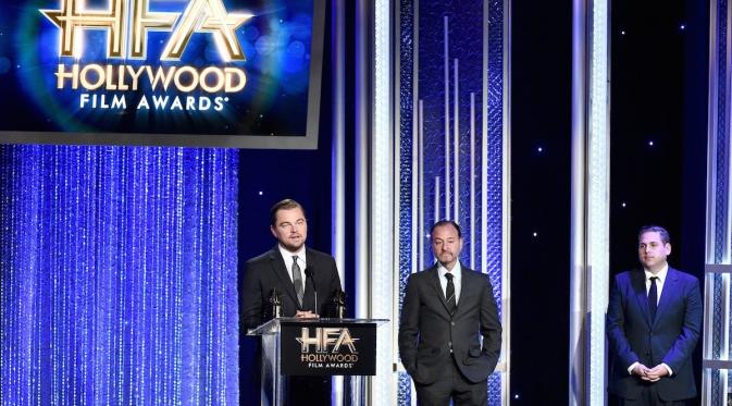 Saat menerima penghargaan untuk film dokumenter terbarunya di Hollywood Film Awards, Leonardo DiCaprio menyindir Donald Trump tentang isu alam. (Foto: twitter.com/hollywoodawards) 