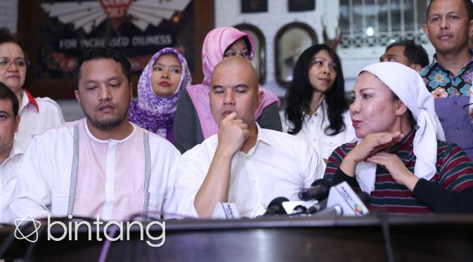 Ahmad Dhani menggelar jumpa pers terkait tuduhan penghinaan terhadap Presiden Jokowi dalam aksi damai demo 4 November. (Nurwahyunan/Bintang.com)