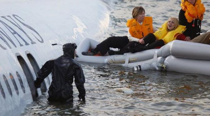 Korban pendaratan darurat US Airways, di Sungai Hudson (Reuters)