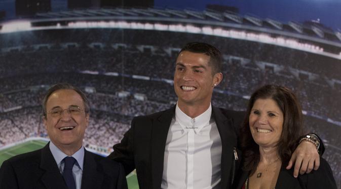 Cristiano Ronaldo bersama Florentino Perez dan Dolores (AP Photo/Paul White)