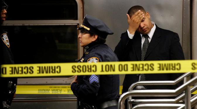 Petugas NYPD melakukan penyelidikan di lokasi tewasnya seorang perempuan di stasiun Time Square, New York, Senin (7/11). Perempuan malang itu tewas setelah didorong ke jalur subway ketika kereta nomor 1 sedang memasuki stasiun. (REUTERS/Brendan McDermid)