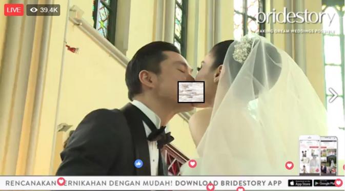 Harvey Moeis mencium Sandra Dewi usai dinyatakan sah sebagai suami istri. (Facebook Bridestory)