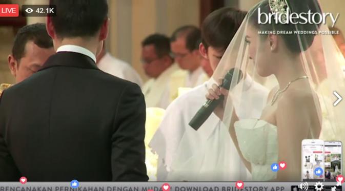 Sandra Dewi tersenyum bahagia usai resmi menjadi istri Harvey Moeis. (Facebook Bridestory)