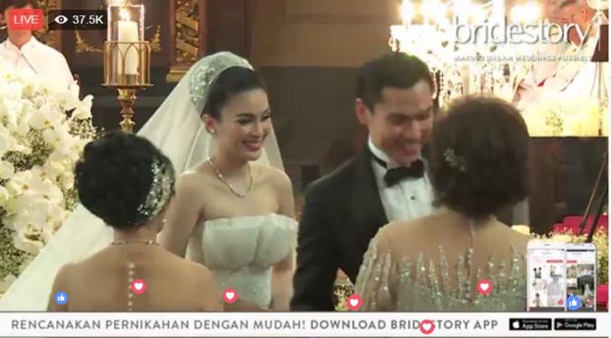 Sandra Dewi dan Harvey Moeis tersenyum bahagia usai sah menjadi suami istri. (Facebook Bridestory)