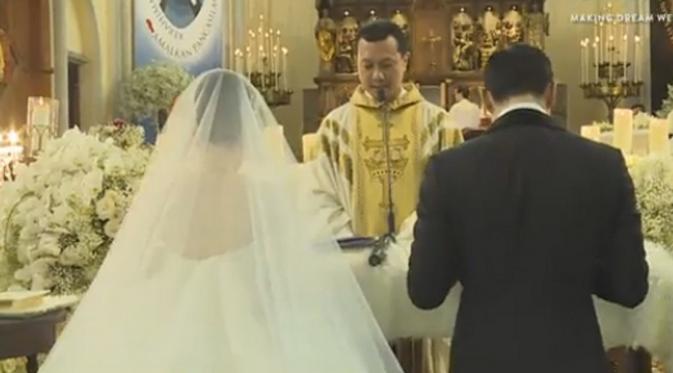 Proses pernikahan Sandra Dewi dengan Hendrikus Harvey Moeis berlangsung khidmat di Gereja Katedral, Jakarta, Selasa (8/11/2016). 