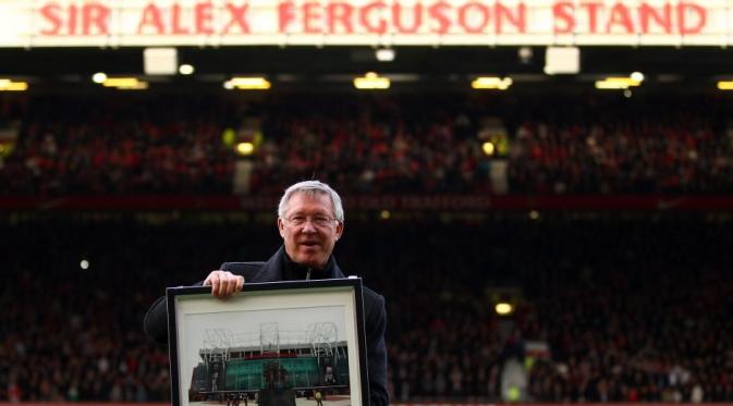 Sir Alex Ferguson di depan tribun yang disematkan namanya (ABC News)(
