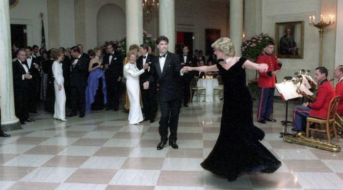 Putri Diana ketika berdansa dengan John Travolta (Ronald Reagan Library)