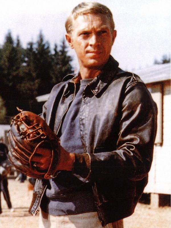 Steve McQueen, salah satu selebritas Hollywood yang ikut mempopulerkan bomber jacket melalui beberapa film yang dibintanginya pada tahun 1980.