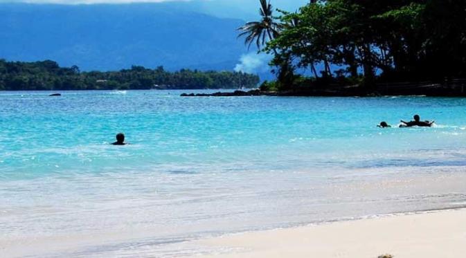 Pantai Pasir Putih Yen Bebai, Manokwari, Papua. (reyginawisataindonesia.blogspot.com)