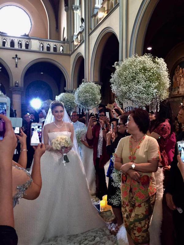 Pernikahan Sandra Dewi dan Harvey Moeis yang berlangsung di Gereja Katedral, Selasa (8/11/2016). (Istimewa)