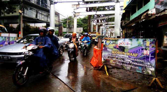 Penutupan Jalan Cihampelas, Kota Bandung, berlaku pada malam hari, mulai pukul 20.00 hingga 08.00 WIB. (Liputan6.com/Aditya Prakasa)