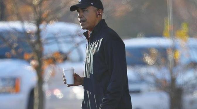 Obama tertangkap kamera sedang bermain basket di pagi jelang Pilpres 2016 (AP)