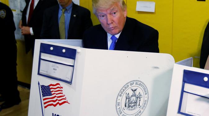 Ditemani istrinya, Melania, Donald Trump memberikan hak suaranya (Reuters)