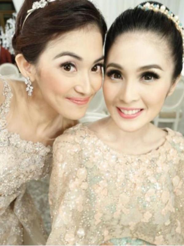 Sandra Dewi dan adiknya, Kartika Dewi. (Instagram - @kartikadewi20)