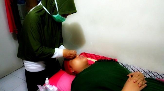 Yana sedang memberikan terapi akupuntur kecantikan (Foto: Liputan6.com/Fitri Haryanti Harsono)