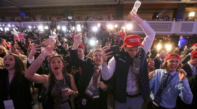Para pendukung capres dari Partai Republik Donald Trump bergembira merayakan hasil perhitungan suara di Ohio dan Florida di Manhattan, New York, AS, (8/11). (REUTERS / Carlo Allegri)