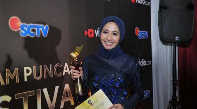 mojang Bandung ini berhasil meraih piala Festival Film Bandung ketiganya setelah meraih 'Pemeran Utama Wanita Film Terpuji' 