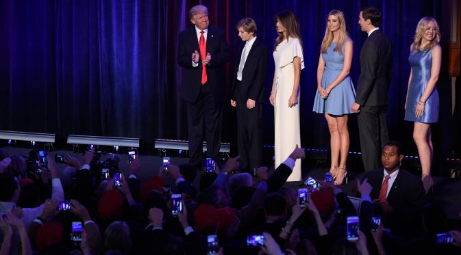 Presiden AS terpilih Donald Trump tiba dengan keluarganya di New York Hilton Midtown di New York, AS (8/11). Donald Trump, calon Partai Republik AS terpilih sebagai presiden AS ke-45. (AFP PHOTO/SAUL Loeb)