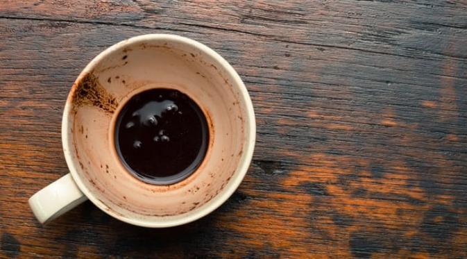 Ternyata, Anda seharusnya tidak mencuci gelas kopi setelah digunakan, penasaran mengapa? Simak alasannya di sini.