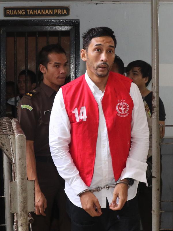 Restu Sinaga saat berada di Pengadilan Jakarta Selatan, Rabu (9/11). Sidang Restu Sinaga dengan agenda tuntutan jaksa penuntut umum ditunda sampai minggu depan. (Liputan6.com/Herman Zakharia)