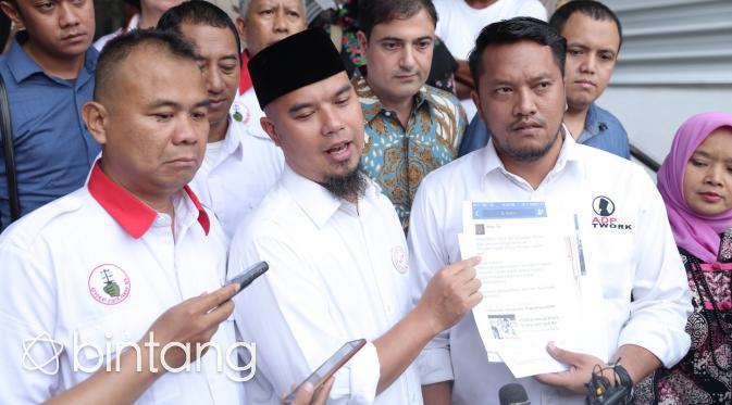 Ahmad Dhani dan kuasa hukumnya saat melaporkan balik penyebar fitnah di akun Facebook. Ahmad Dhani merasa tidak melakukan penghinaan terhadap Presiden Jokowi dalam orasi demo 4 November. (Galih W. Satria/Bintang.com)