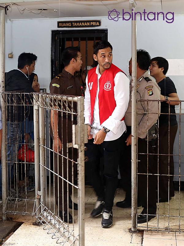 "Ya pasti kecewa," singkatnya sambil keluar dari ruang sidang di Pengadilan Negeri Jakarta Selatan, Rabu (9/11/2016). (Nurwahyunan/Bintang.com)