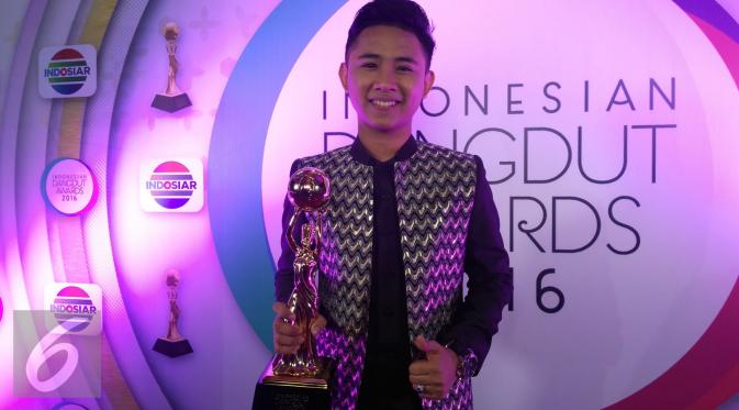 Rafly D'Academy meraih penghargaan sebagai Penyanyi Pendatang Baru Pria Terpopuler di ajang Indonesian Dangdut Awards (IDA) 2016. (Fajarina Nurin/Liputan6.com)