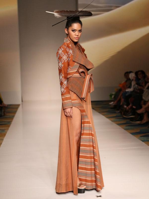 Cita Tenun Indonesia mempersembahkan fashion show bertajuk 