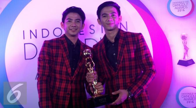 Rizki dan Ridho D'Academy berhasil menyabet  Duo/Group Dangdut Terpopuler di ajang Indonesian Dangdut Awards (IDA) 2016. (Fajarina Nurin/Liputan6.com)