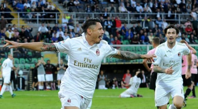 Striker AC Milan Gianluca Lapadula merayakan gol ke gawang Palermo pada laga Serie A di Renzo Barbera, Palermo, 6 November 2016. (AFP/STR)