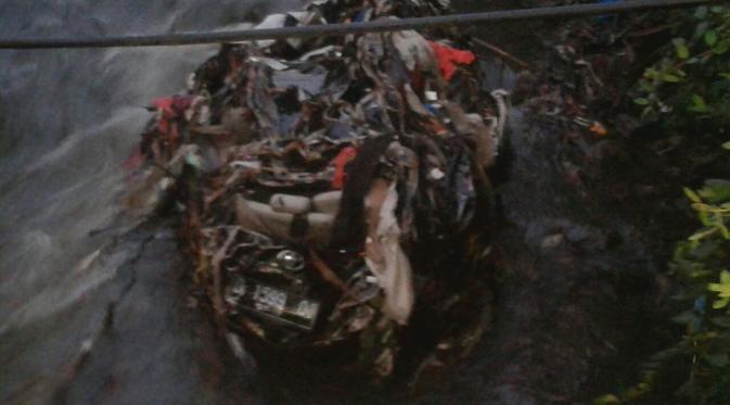Kondisi mobil terseret banjir bandang Bandung dalam keadaan rusak berat. (Dok. Dinas Pencegahan dan Penanggulangan Kebakaran Kota Bandung)