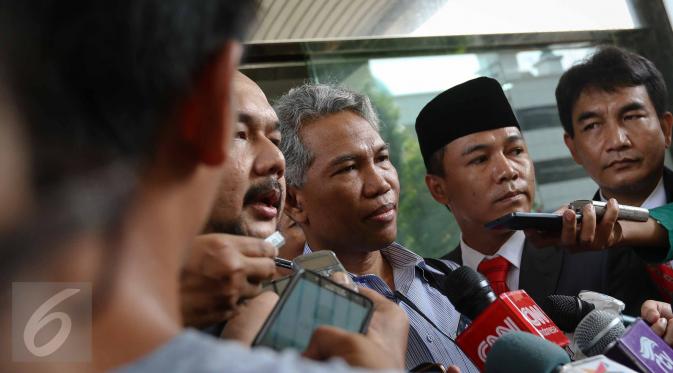 Buni Yani bersama kuasa hukumnya memberi keterangan di depan kantor Bareskrim Polri, Jakarta, Kamis (10/11). Buni Yani akan diperiksa sebagai saksi dalam kasus dugaan penistaan agama oleh Basuki Tjahaja Purnama alias Ahok. (Liputan6.com/Faizal Fanani)