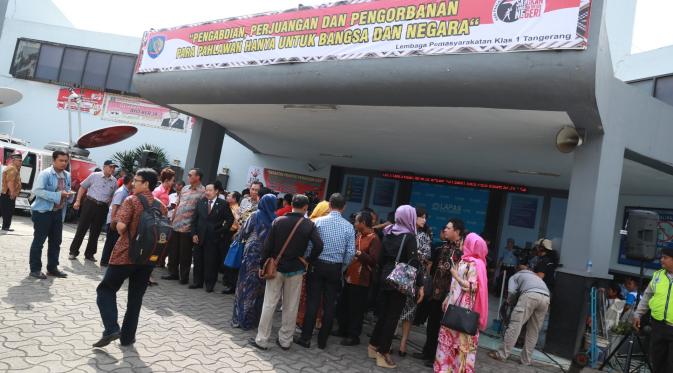 Suasana di uar Lapas Kelas I Tangerang, menyambut pembebasan Antasari Azhar (Bintang.com/Adrian Putra)