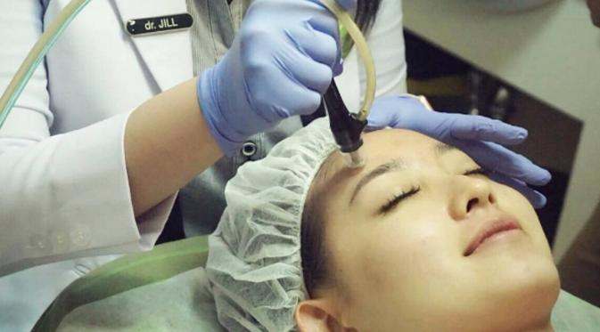 Natasha Wilona mempercantik diri dengan mendatangi klinik kecantikan di bilangan Jakarta Barat. (Instagram/natashawilona12)