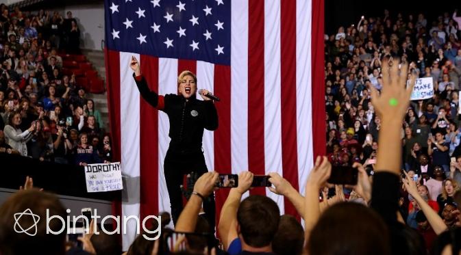 Lady Gaga melakukan aksi protes saat Donald Trump memenangkan Pemilu Presiden Amerika ke-45. (AFP/Bintang.com)
