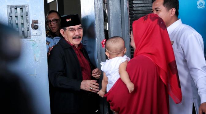 Antasari Azhar keluar dari Lapas Tangerang. (Via: Bintang.com/Adrian Putra)