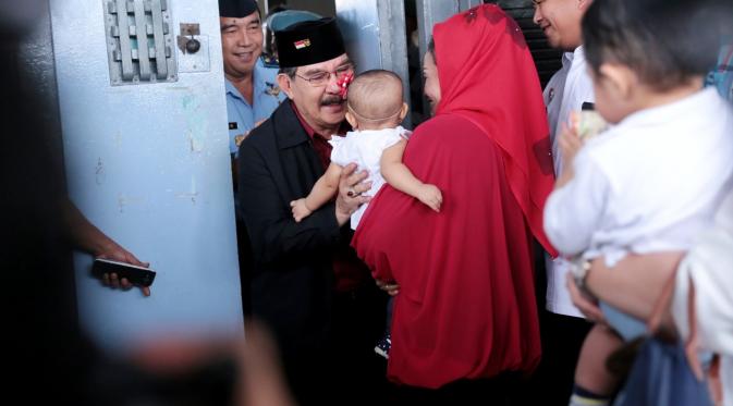 Antasar Azhar segera menggendong cucu perempuannya. (Via: Bintang.com/Adrian Putra)