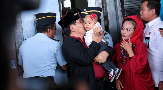 Antasari Azhar mencium cucunya. (Via: Bintang.com/Adrian Putra)