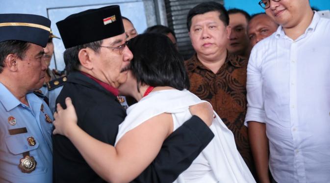 Antarsari Azhar mencium anaknya. (Via: Bintang.com/Adrian Putra)