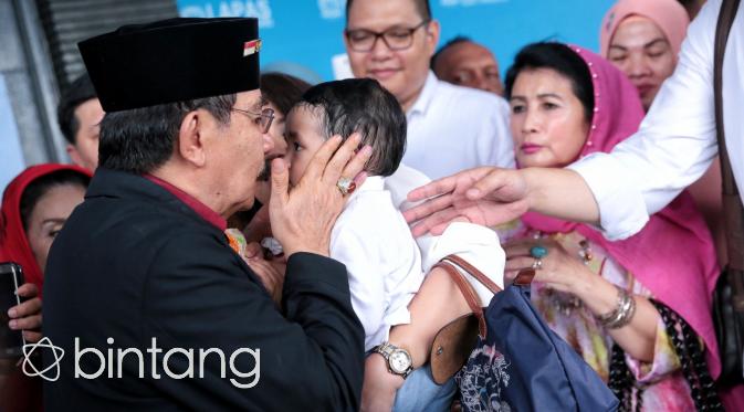 Juga mencium cucunya yang lain. (Via: Bintang.com/Adrian Putra)