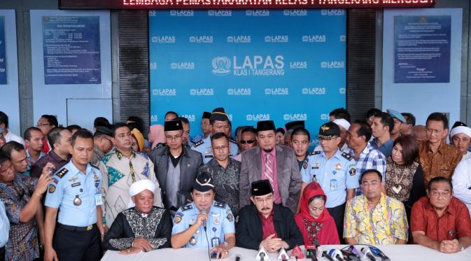 Suasana press conference Antasari Azhar di depan Lapas Tangerang. (Via: Bintang.com/Adrian Putra)
