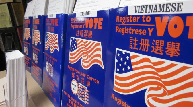 Informasi pemilu di Amerika Serikat yang multi bahasa (foto: Jason Margolis)