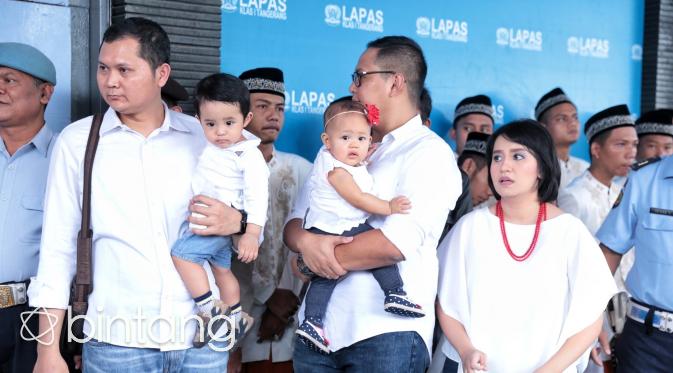 Anak, menantu dan cucu yang menanti kepulangan Antasari Azhar di depan LP Tangerang. (Foto: bintang.com/Adrian Putra)