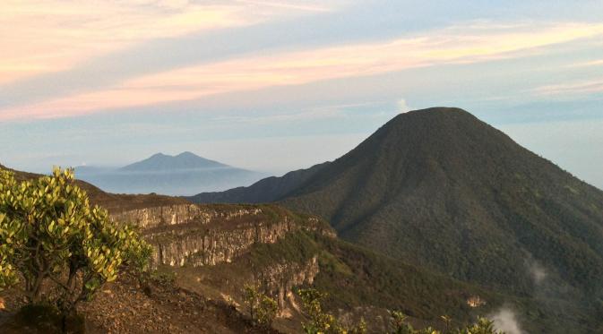 Puncak Gunung Pangrango dilihat dari Gunung Gede. Foto: Muhammad Nuramdani.