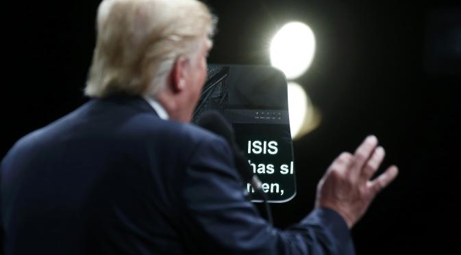 Telepropter Trump menulis kata ISIS saat berkampanye di Selma (Reuters)